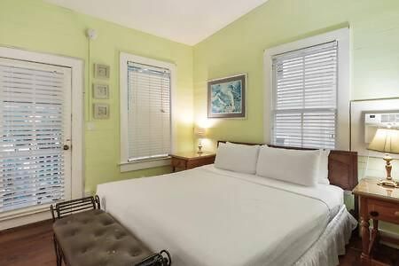 Curry House - Pool, King Bed & Balcony! Room 7 Key West Buitenkant foto