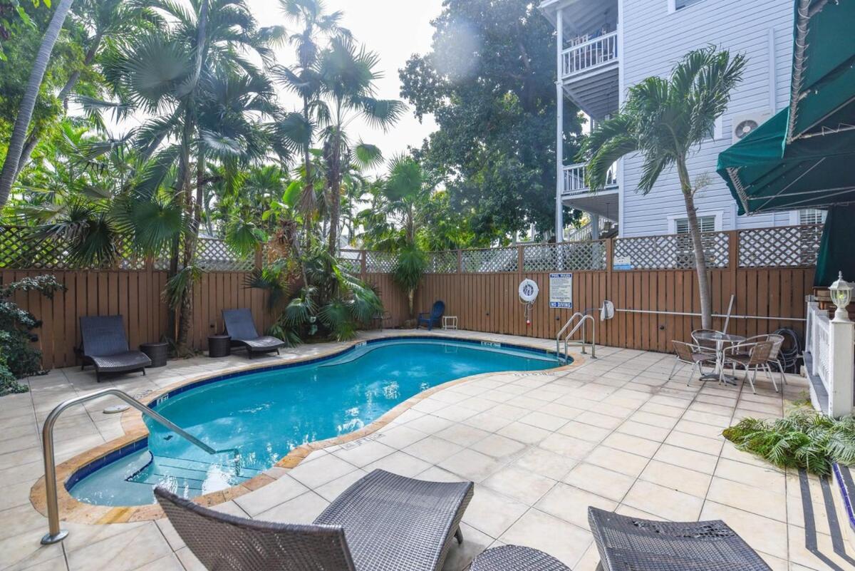 Curry House - Pool, King Bed & Balcony! Room 7 Key West Buitenkant foto