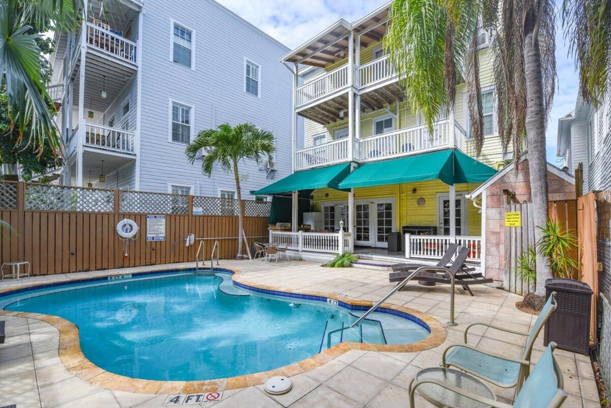 Curry House - Pool, King Bed & Balcony! Room 7 Key West Buitenkant foto