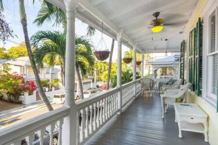 Curry House - Pool, King Bed & Balcony! Room 7 Key West Buitenkant foto