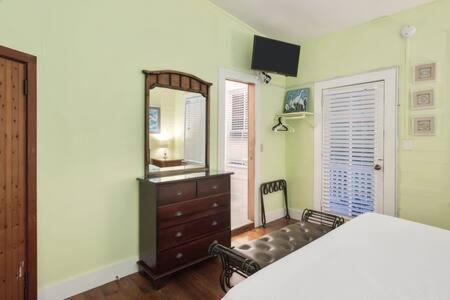 Curry House - Pool, King Bed & Balcony! Room 7 Key West Buitenkant foto