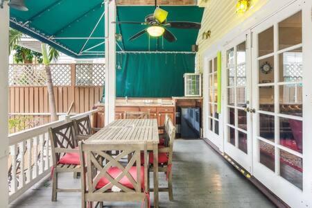 Curry House - Pool, King Bed & Balcony! Room 7 Key West Buitenkant foto