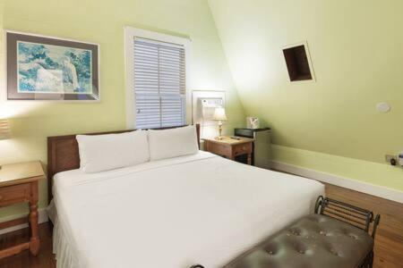 Curry House - Pool, King Bed & Balcony! Room 7 Key West Buitenkant foto
