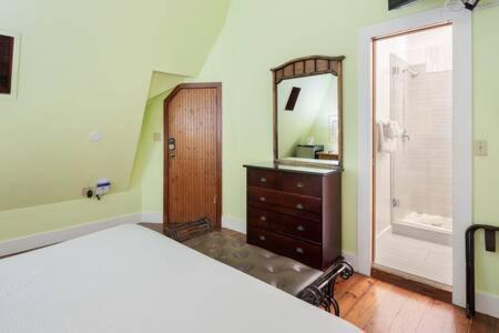 Curry House - Pool, King Bed & Balcony! Room 7 Key West Buitenkant foto