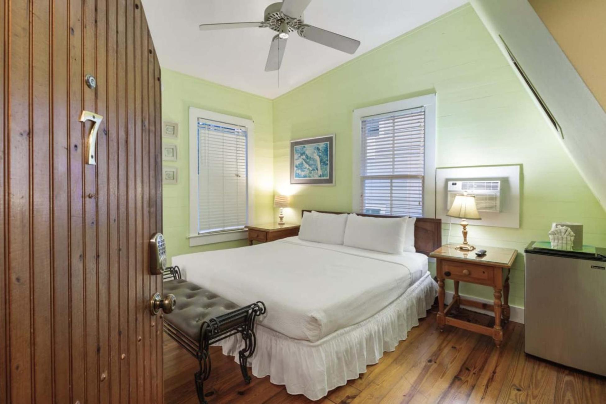 Curry House - Pool, King Bed & Balcony! Room 7 Key West Buitenkant foto